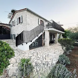 Koronsovac House With 4 Apartments Poreč